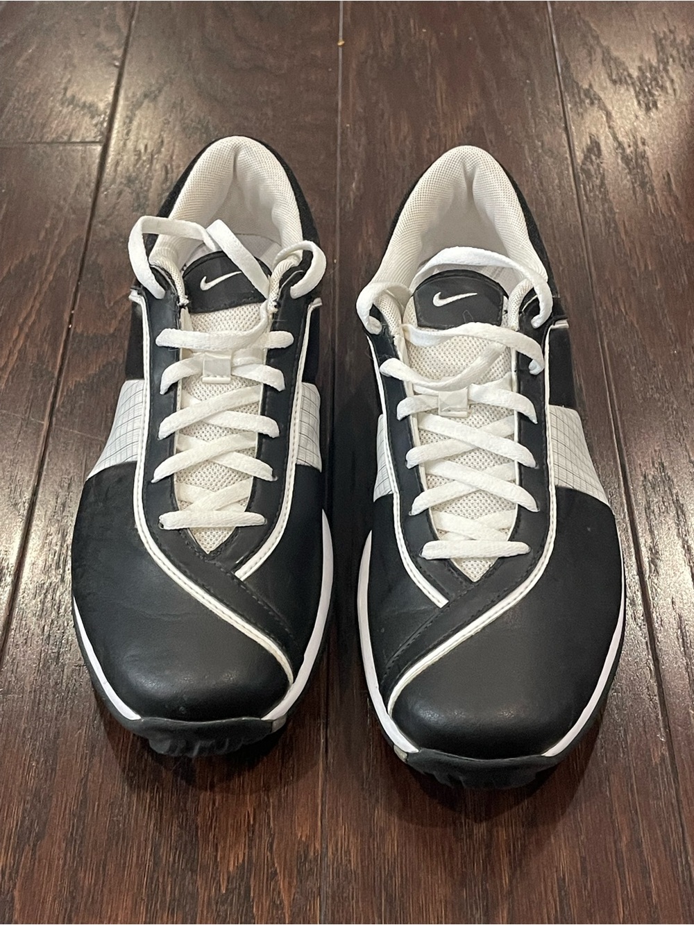 Nike Black and White Women's Athletic Shoes
